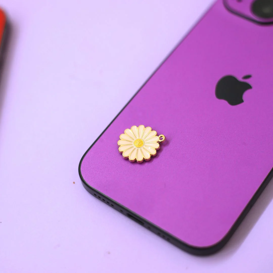 Charm Skins White Daisy Mobile Skin