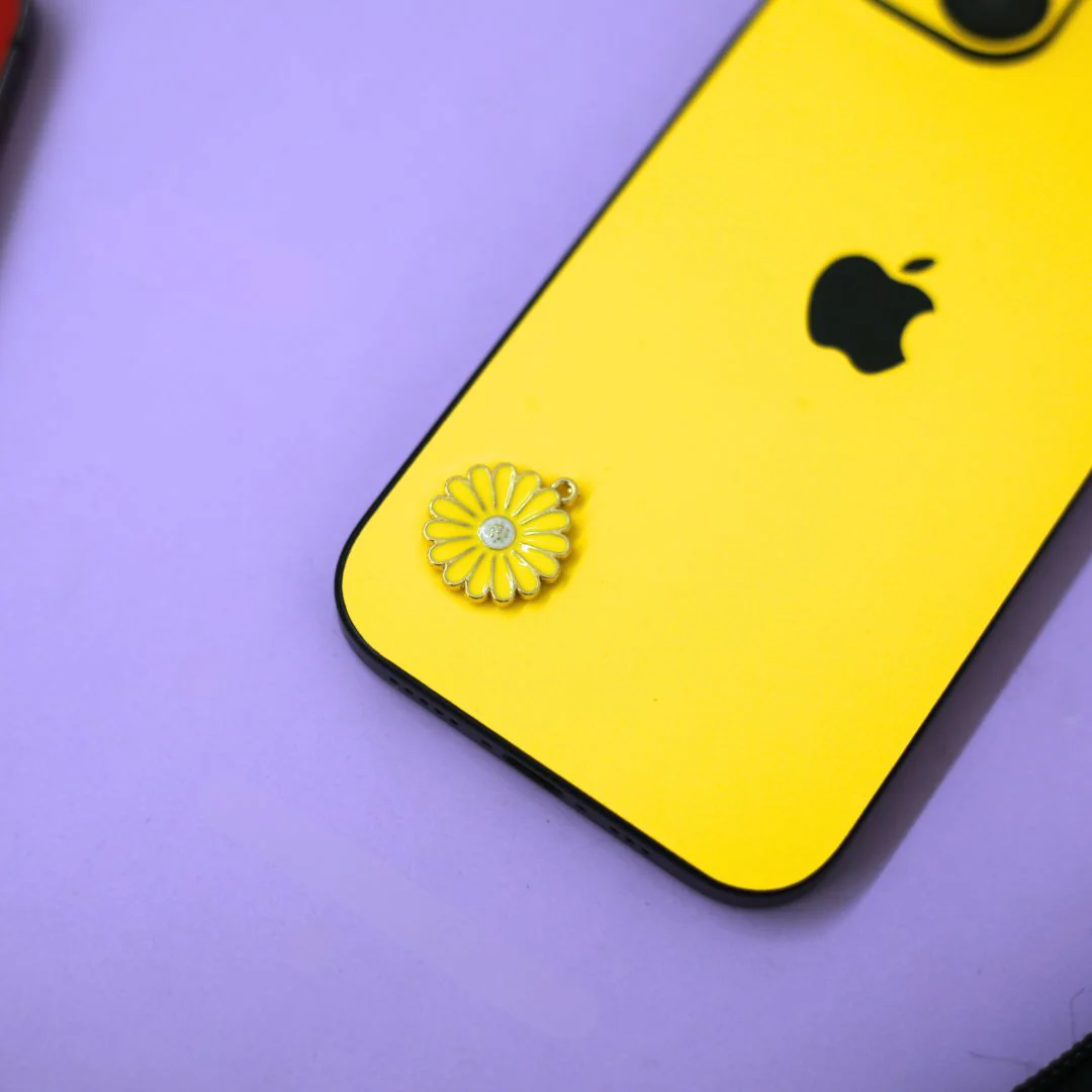 Charm Skins Yellow Daisy Mobile Skin